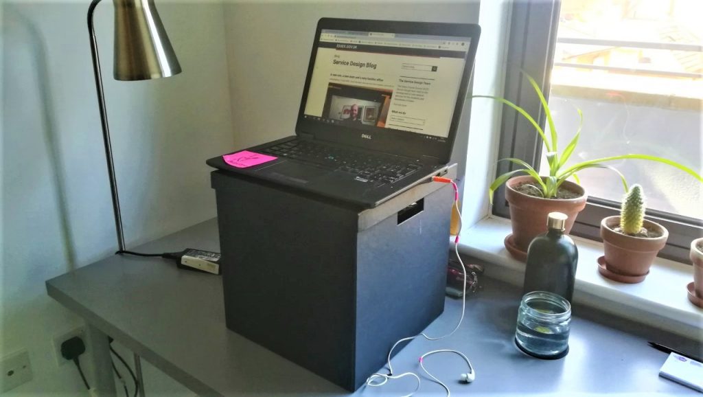desk an laptop